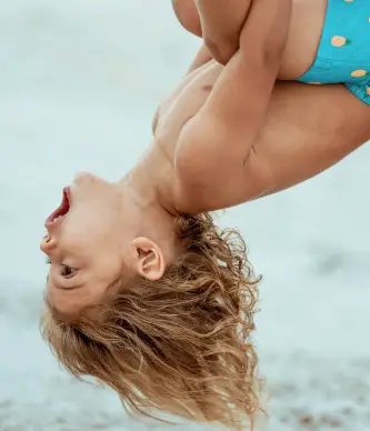 Niño disfrutando al aire libre, símbolo de bienestar y salud con Asisa Esencial.