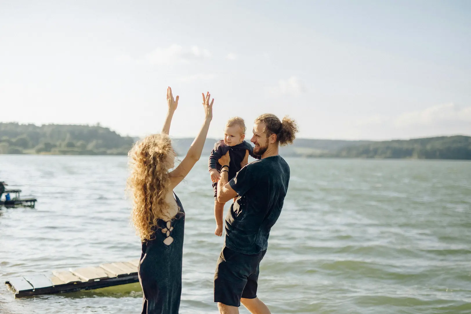 Familia joven disfrutando de tranquilidad y bienestar con el seguro de salud ASISA.